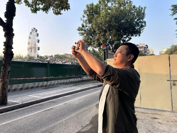 市民张先生前来拍照留念。