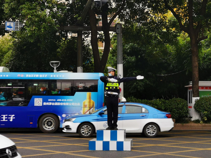 交警在道路交通堵点手势指挥交通.贵阳公安供图