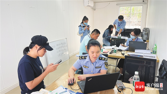 　琼中山兰稻作文化集市开业前，该县多部门联合在集市设立临时办公点，为20多家商铺经营者办证。琼中县融媒体中心供图