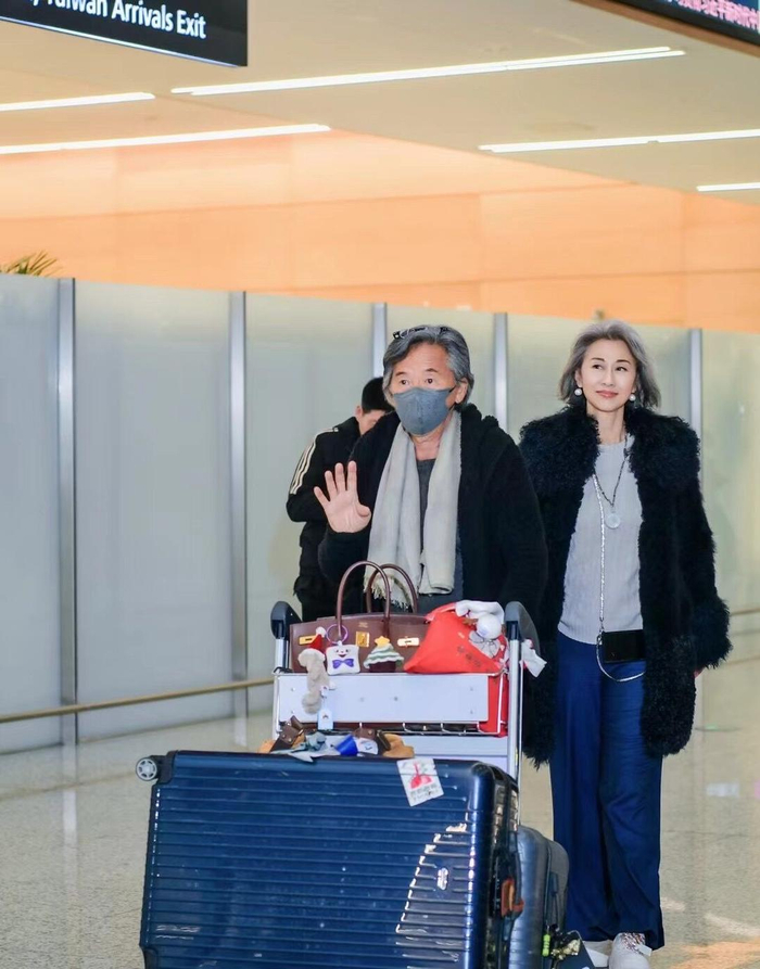 林子祥叶倩文抵达成都