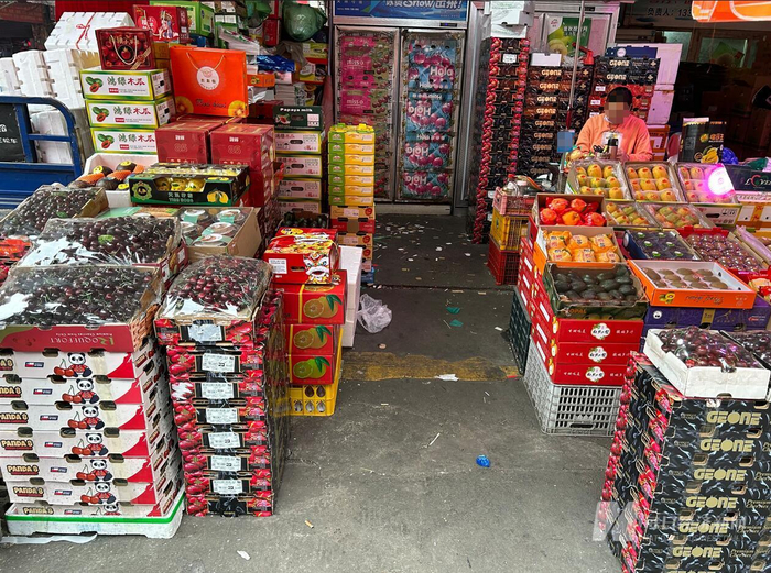 江南果菜批发市场内，车厘子一箱叠一箱 图片来源：每经记者 金喆 摄