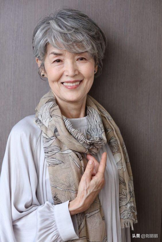 60到80歲的女性,頭髮花白髮型這樣剪,利落時尚顯氣質|髮型|整體造型