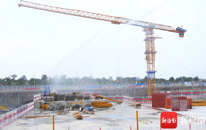 　　中国海油深海能源开发总指挥部基地项目加快推进，目前开始地面作业，将建成海口西海岸南片区标志项目。记者 汪承贤 摄