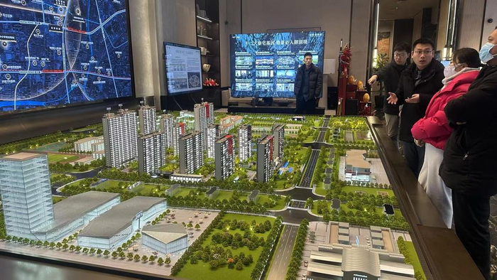 龙湖御湖境售楼处购房者在看房