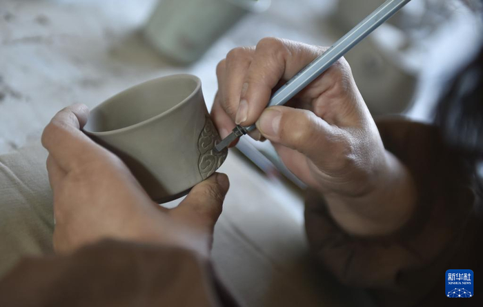   1月10日，王振芳在汝州市弘宝汝窑工作室创作汝瓷作品。新华社记者 鲁鹏 摄