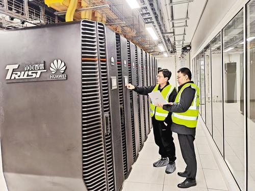     1月11日，在位于廊坊市的河北人工智能计算中心机房，运维人员在例行巡检。  河北智能计算科技有限公司供图