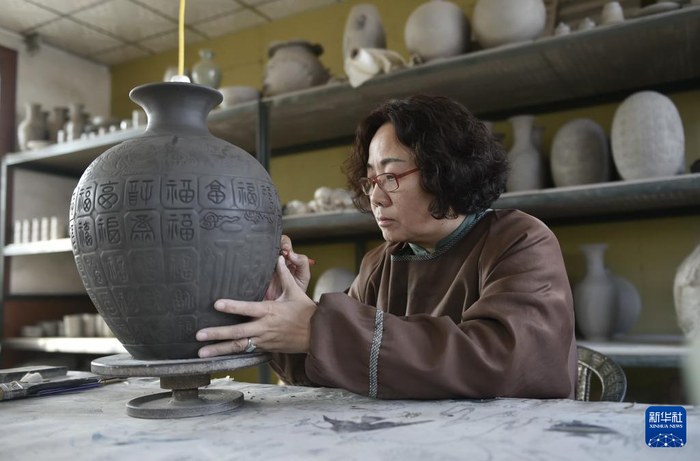   1月10日，王振芳在汝州市弘宝汝窑工作室创作汝瓷作品。新华社记者 鲁鹏 摄