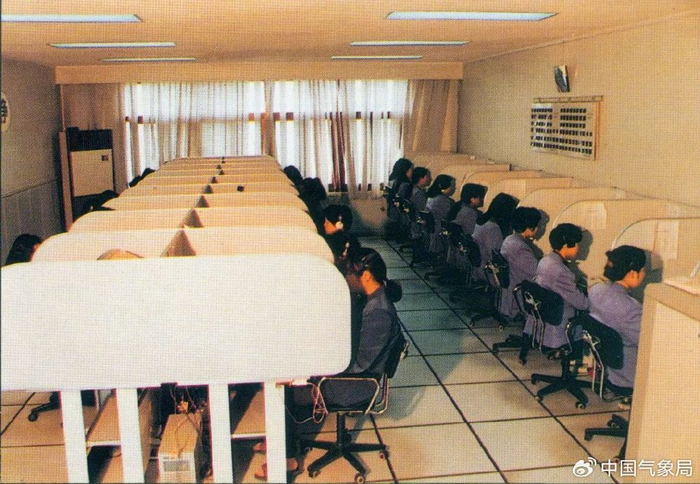 ​90年代，上海华云气象警报寻呼台开展气象信息服务，气象服务形式由警报器走向寻呼机时代，气象警报的覆盖面得到极大提高。