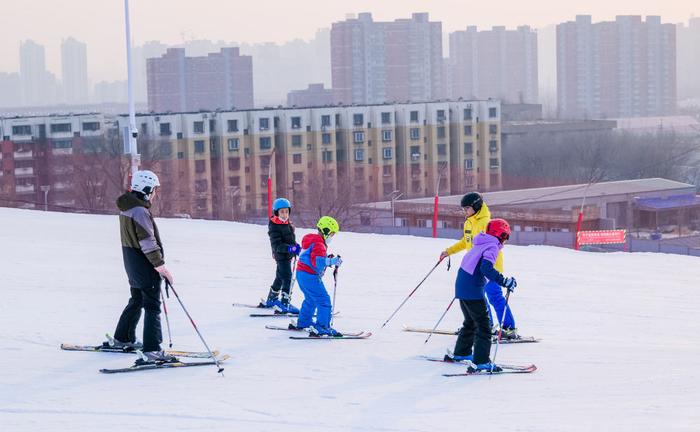 1月9日,唐山彎道山滑雪場的滑雪教練員在帶隊訓練.