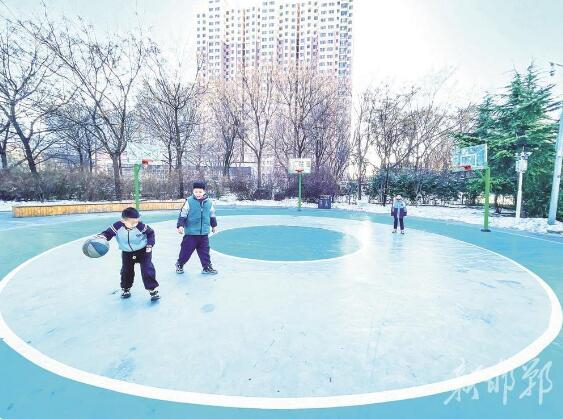 位于复兴区的邯郸体育公园里，篮球场上几个孩子正在兴高采烈地玩耍。