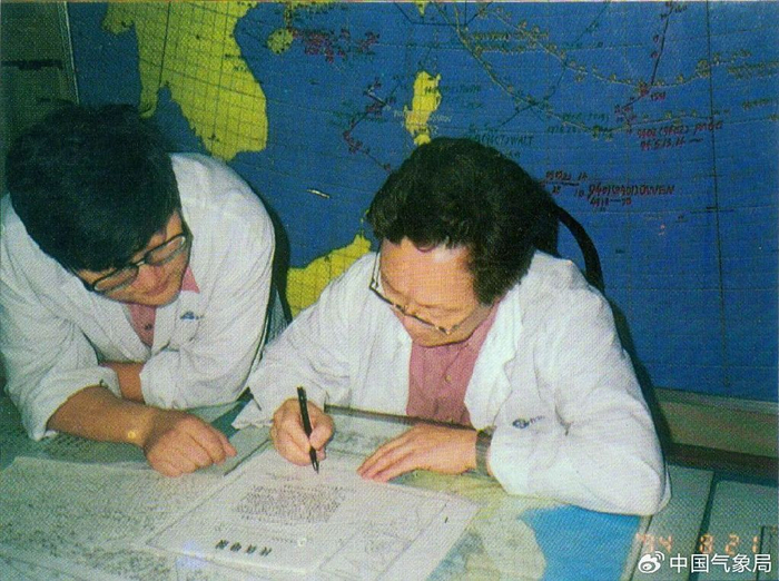 1994年8月21日上海中心气象台领导发布9417号台风报告