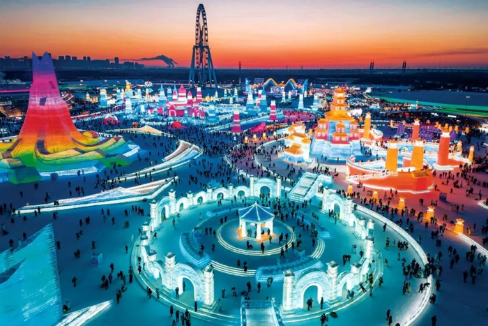 2023年12月31日，游客 在哈尔滨冰雪大世界园区 内游玩。图/新华