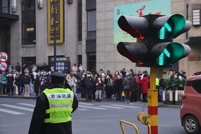 “繁花效应”在上海持续，黄河路增设临时红绿灯确保道路畅通。中新社记者 汤彦俊 摄