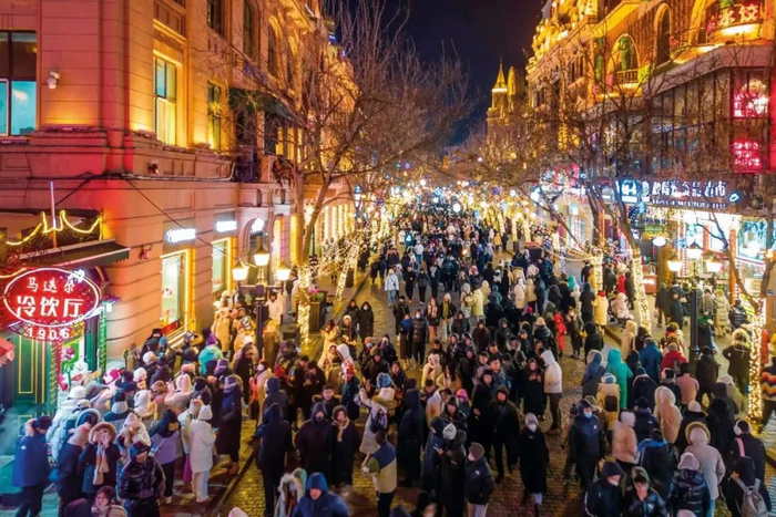 2024年1月9日，游客在哈尔滨百年老街中央大街上游玩。图/新华