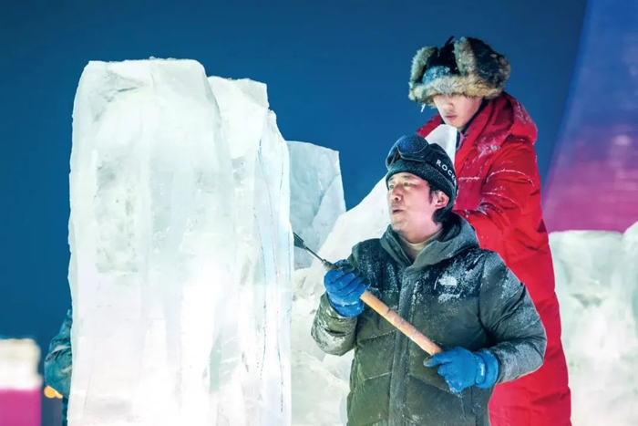 2024年1月2日，在哈尔滨冰雪大世界园区内，参赛 选手在第35届中国·哈尔滨国际冰雕比赛现场进行冰雕 创作。图/新华