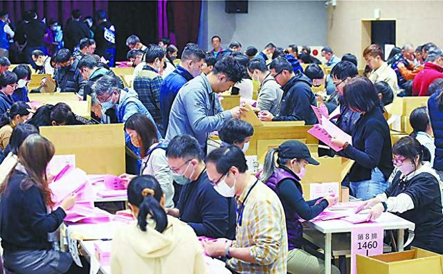 图片说明：台湾地区领导人选举13日举行，台北市信义区的投开票所主管主监12日进行选票点领。（中时新闻网）