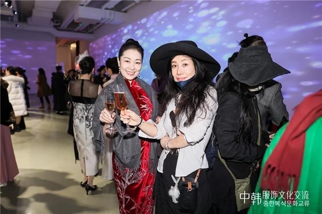 再次祝贺中韩服饰文化首次时装交流展成功举办!