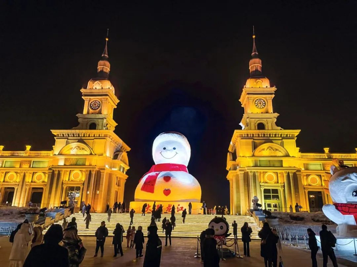 位于哈尔滨道里区群力音乐长廊的标志性“大雪人”。摄影 /李莹