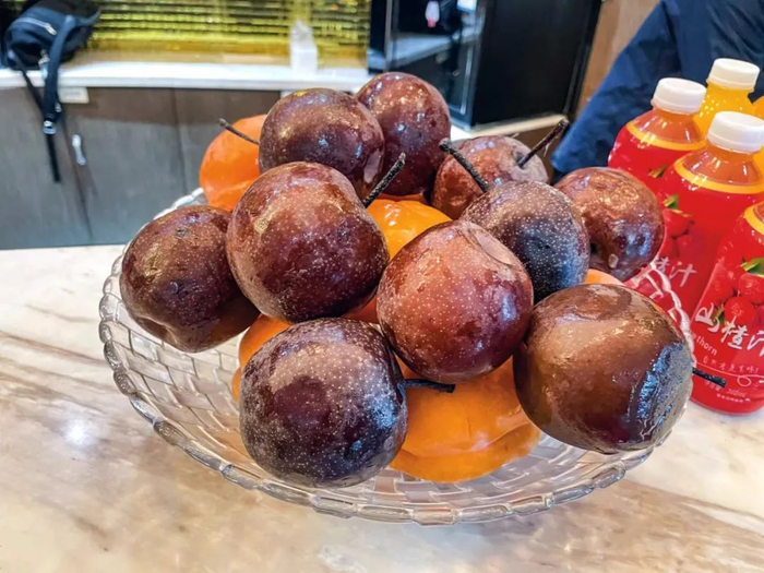 中央大街附近的一家酒店，经理准备了免费的冻梨、 冻柿子给南方游客。摄影/李莹