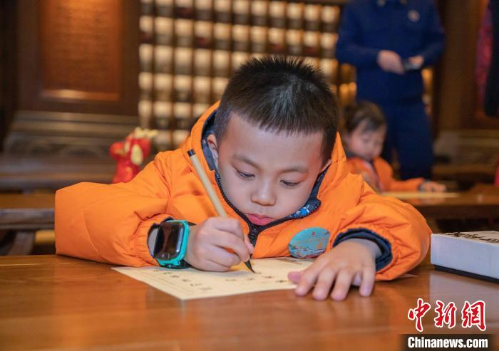 广西“小沃柑”在尼山圣境体验手读《论语》。植丰 摄