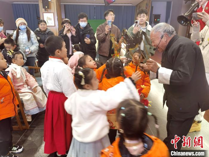 广西“小沃柑”们在泰安观看泰山皮影表演。宋其刚 摄