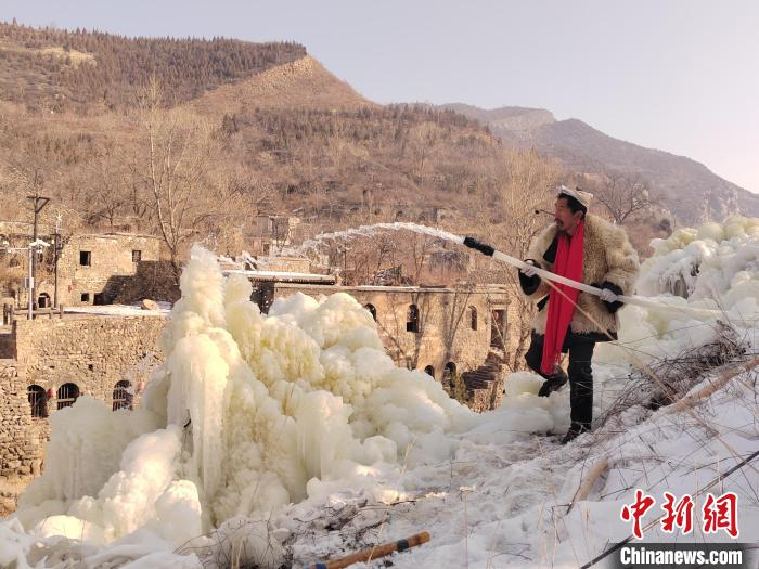 1月10日，造冰人王全锁正在打造属于这座千年古村落的“冰雪世界”。高雨晴 摄