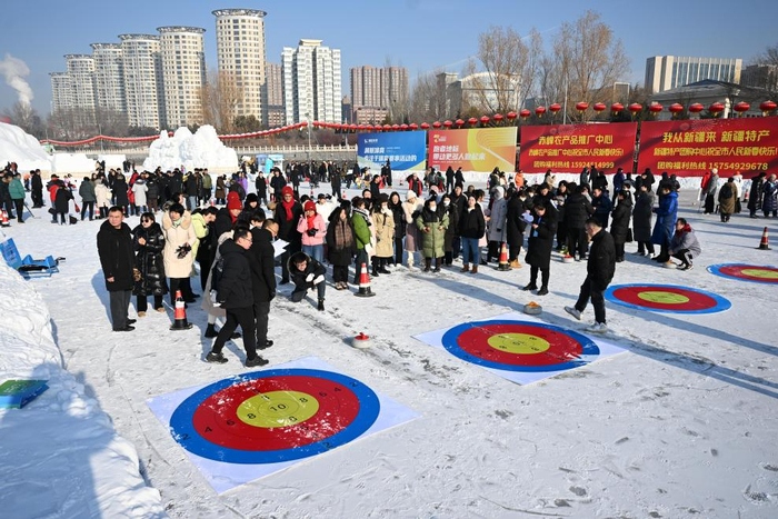 1月11日，呼和浩特市民在东河冰场上掷冰壶。新华社记者贝赫摄