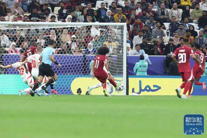 卡塔尔队球员阿克拉姆·阿菲夫（中）破门得分，攻入本届亚洲杯首粒进球。新华社记者 丁汀 摄