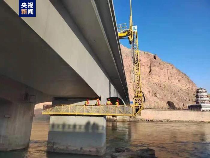 积石山震后首个交通基础设施恢复重建 大河家黄河大桥支座应急更换