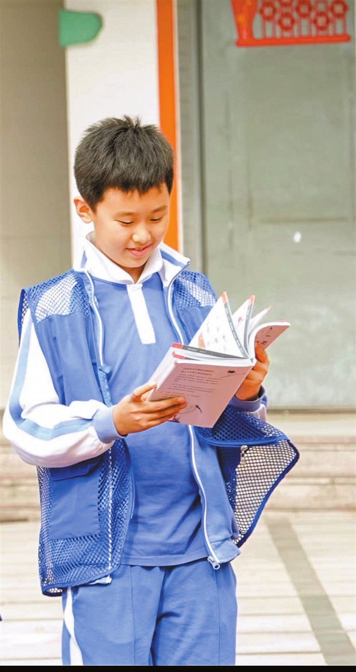 姜俊宇平时喜欢阅读，拓展知识面。 受访者供图