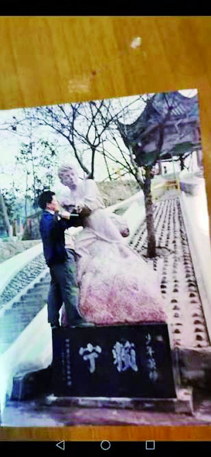     王陵在雕刻“赖宁”雕像