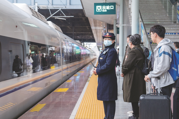     铁路工作人员守护旅客回家路    本报通讯员赵波摄