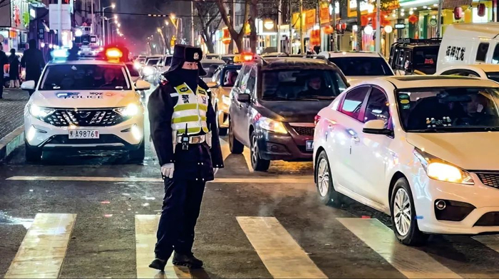 哈尔滨大街上，执法民警正在指挥交通。摄影/胡苗