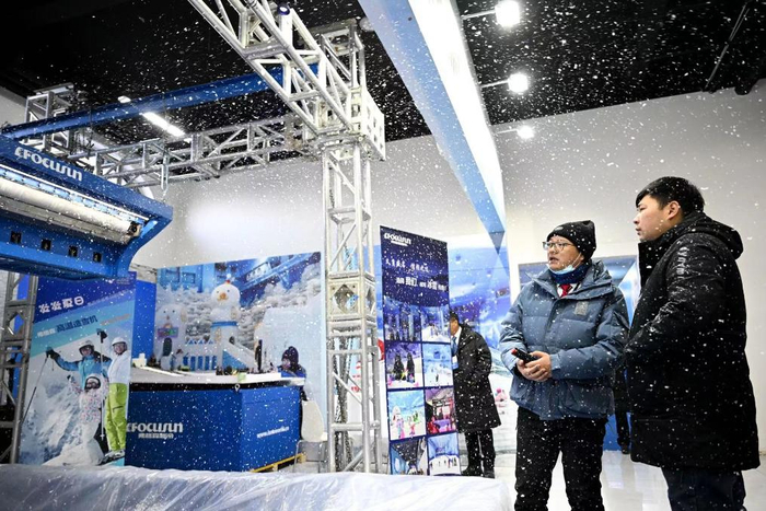 2023年12月16日，市民在首届呼伦贝尔·海拉尔冰雪产品冬季展销会上观看飘雪机飘雪。新华社记者贝赫摄