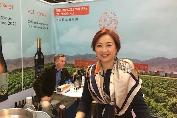 Lily Zhang在伦敦葡萄酒博览会上（图片来源：Meininger's International）