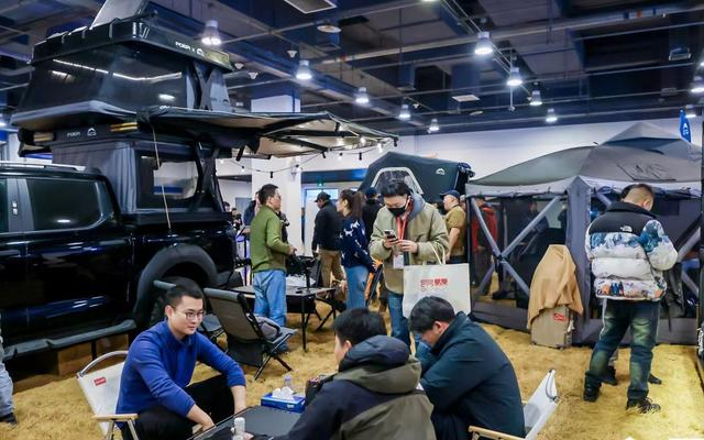 观众在展会现场感受车旅、露营等生活方式。主办方供图
