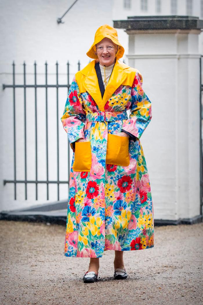 ·玛格丽特二世的花雨衣十分出名。