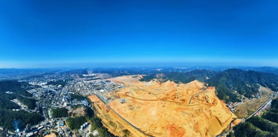 岳阳100万吨年乙烯炼化一体化及炼油配套改造项目建设现场。（周立/图）
