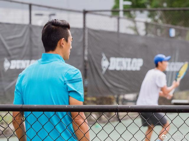 商竣程一路走来，父母始终陪伴在身边，曾是足球运动员的父亲商毅在训练之外也给了儿子很多的鼓励。  图/商竣程微博