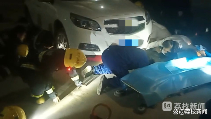 案发时小区保安拍摄下的救援现场情况