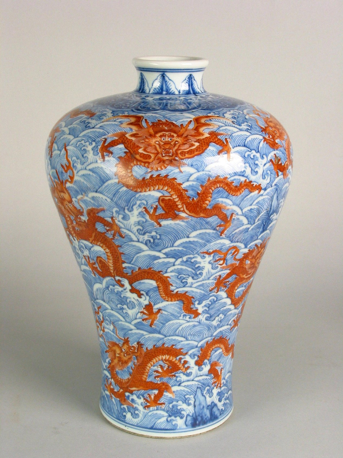 清乾隆青花红彩海水九龙纹梅瓶