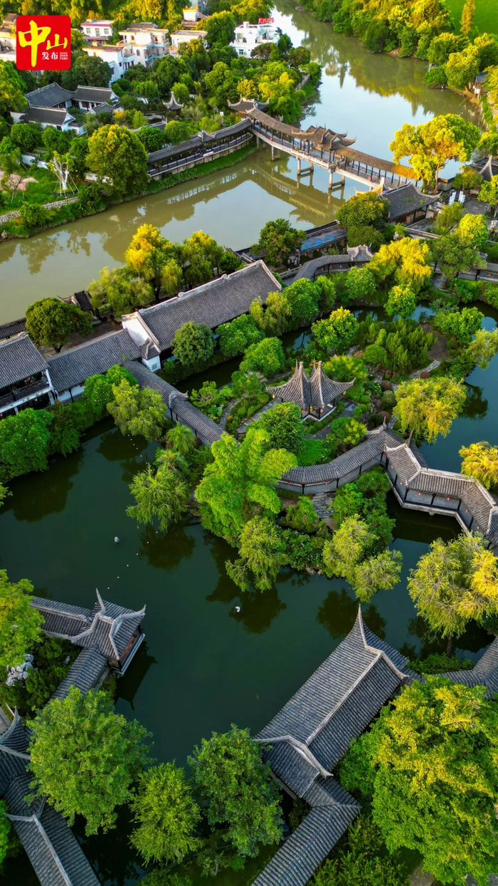 中山詹园内的风雨廊桥，古色古香。