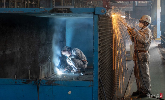 江南造船制造二部工人制作工装。 本报记者 孟雨涵 摄
