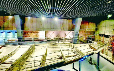 海上丝绸之路博物馆展览的古船。光明日报记者 闫汇芳摄
