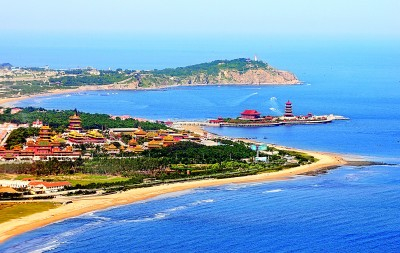 蓬莱湾聚集了蓬莱阁、三仙山等名胜古迹，风景如画。高远摄