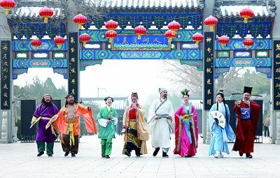 蓬莱阁景区的“八仙”真人秀表演让游客沉浸式体验传统文化。光明日报记者 闫汇芳摄