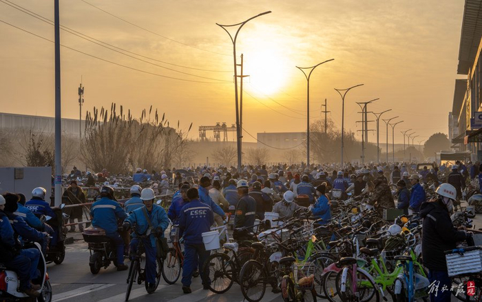 江南造船拥有两万七千多员工，每天早上7点，工人们穿过长兴江南大道进入厂区。本报记者 孟雨涵 摄