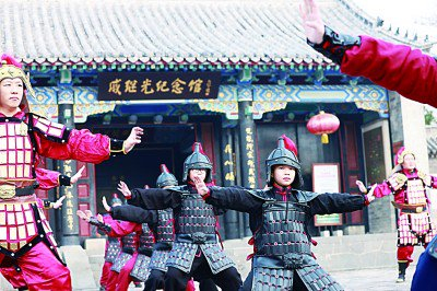 蓬莱区戚继光纪念馆门前，戚家拳爱好者在表演拳法。光明日报记者 闫汇芳摄