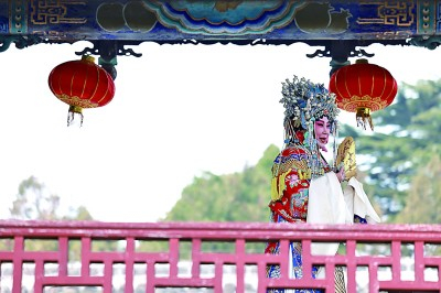 蓬莱京剧票友协会会长杨庆华在蓬莱阁戏楼上为游客表演京剧《贵妃醉酒》。光明日报记者 闫汇芳摄