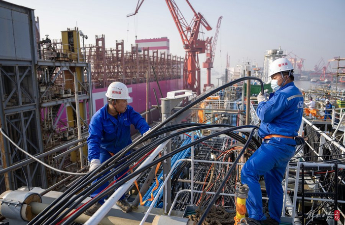 对VLEC液化乙烯运输船进行管线接通工作。本报记者 孟雨涵 摄